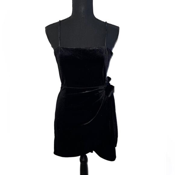 NWT! Gianni Bini Selena Square Neck Black Velvet Dress - Size 4 - Picture 2 of 5